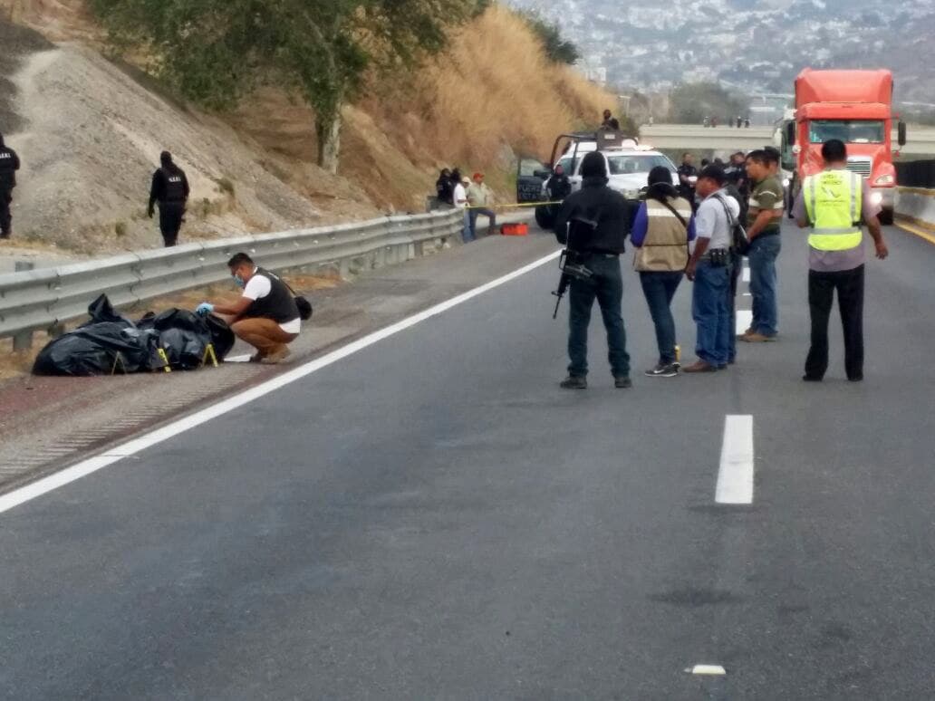 Hallan seis bolsas con restos humanos en una carretera de Guerrero en el sur de México