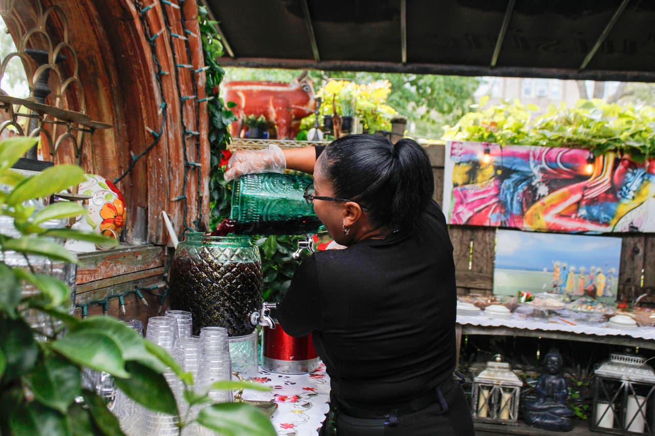 En el comedor exterior, la jarra de refrescante agua de Jamaica se llena muchas veces durante el día para saciar la sed durante las festividades del día de la independencia brasileña en el restaurante Sinhá.