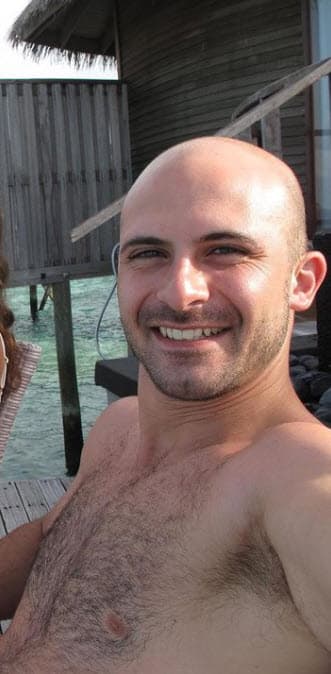 "Empecé a
<b><a href="https://www.univision.com/famosos/fueron-galanes-de-telenovela-pero-la-calvicie-les-quito-los-protagonicos-fotos" target="_blank">quedarme pelón</a></b> a los 14 años", dijo en la charla.
<br>