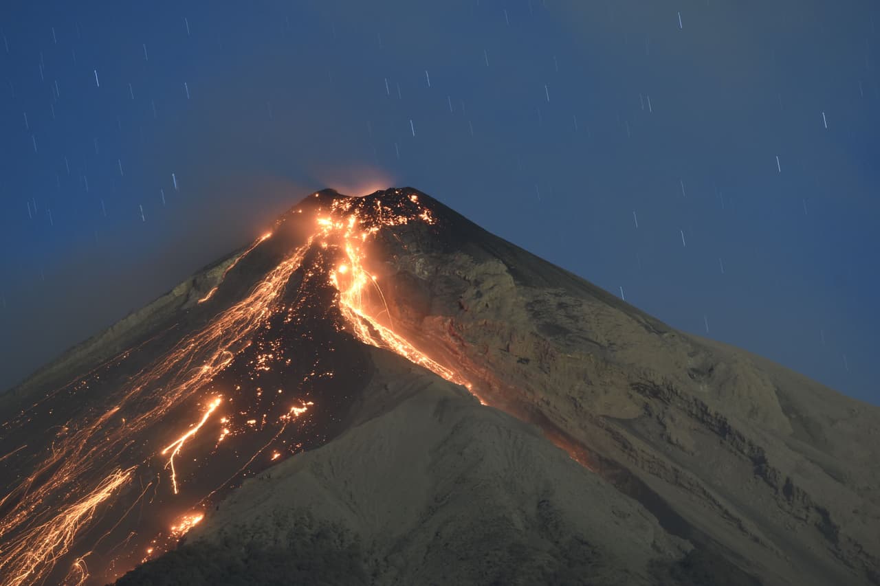 Las cenizas expulsadas en la primera erupción del 'volcán de fuego' en 2018 afectó a 48,000 personas de las comunidades de Chimaltenango, Escuintla, Suchitepéquez y Sacatepéquez, según informan medios locales. Este fenómeno geológico presenta registros de actividad desde el siglo XVI.