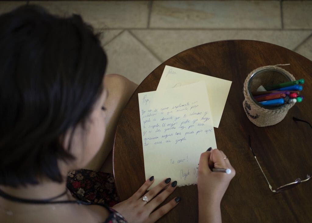 A la pequeña le gusta escribir con letra manuscrita y a pesar de ser bilingue, le encanta leer y escribir en españo.