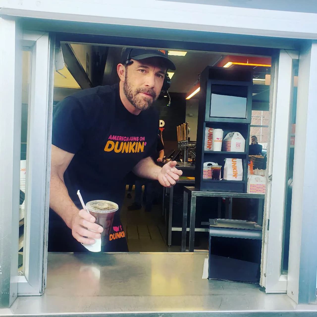 Hace unos días la pareja se dejó ver en una sucursal de Dunkin' Donuts de Massachusetts en la que Ben Affleck estuvo 
<a href="https://www.univision.com/famosos/ben-affleck-jennifer-lopez-empleado-dunkin-donuts-comercial-fotos">atendiendo a los clientes por unas horas</a>. Esto debido a la filmación de un comercial.
<br>