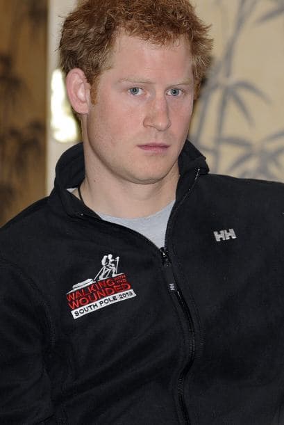 Según los reportes, todo comenzó cuando el Príncipe Harry llamó a algunos amigos en común para oganizar una cita y distraer a los paparazzi.