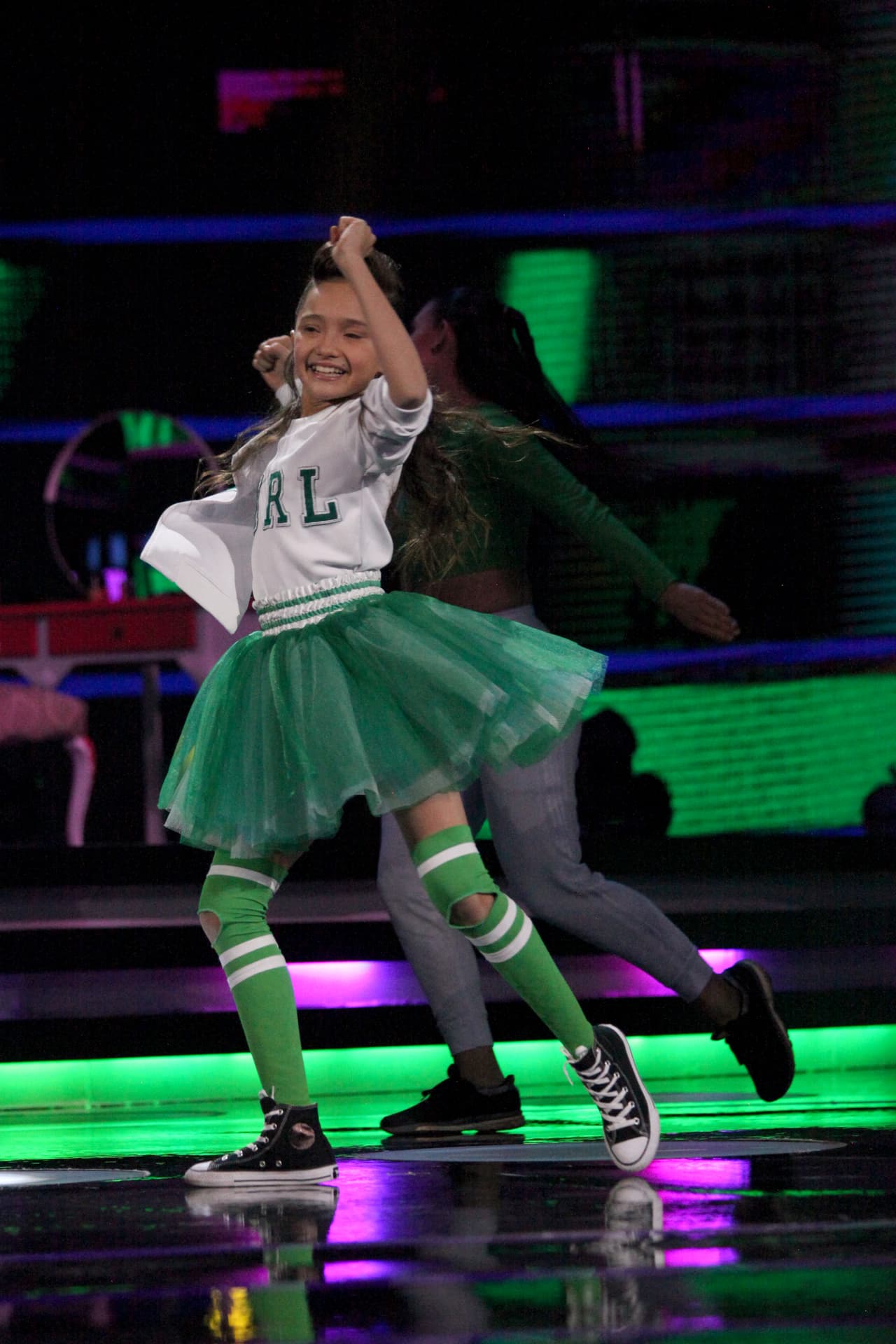 Lo hizo con la coreagrafía del tema 'Arrasando' de Thalía, con su agilidad logró asombrar a los jueces.