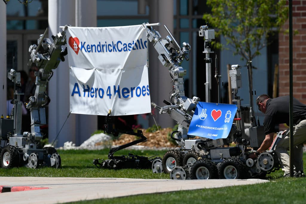 Según familiares, a Castillo le gustaba la robótica, los automóviles, la caza y la pesca, y quería estudiar ingeniería. En el recorrido fúnebre, hubo robots para recordar su pasión por la ciencia.
