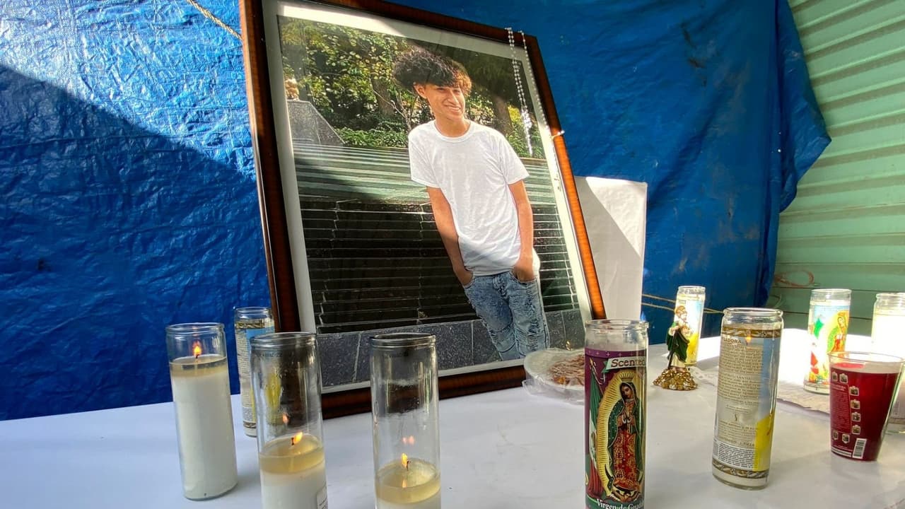 <b>Salvador Milán Jr</b>., de 16 años, fue 
<a href="https://www.univision.com/local/dallas-kuvn/salvador-milan-asesinato-tiros-muerte-papas-justicia-dallas" target="_blank">asesinado a tiros</a> a tres calles de su casa al sur de Dallas. El crimen fue en abril pasado. 
<br>“¿Cree que haya sido malo mi muchacho?”, pregunta una y otra vez María Hernández, mamá de Salvador, quien tiene un altar con sus fotos.