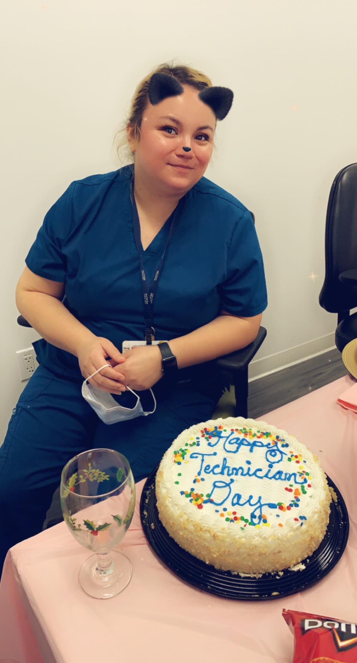 Raquel Gutiérrez trabaja en el departamento de oftalmología del Hospital Stroger. Han visto pacientes durante toda la pandemia. Gracias por tu labor Raquel.