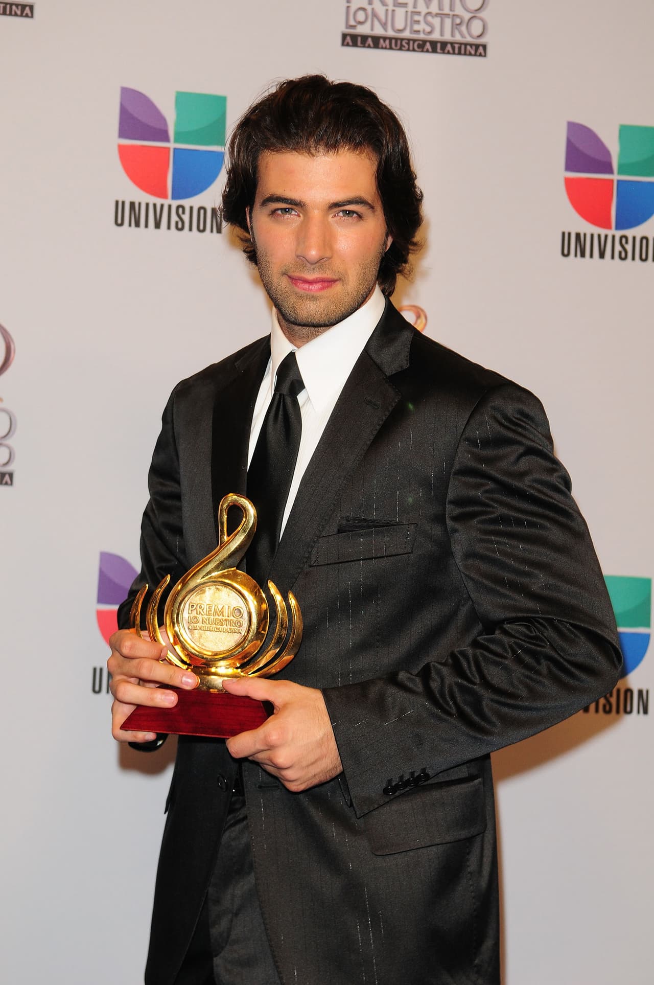 El cantante de origen cubano, Jencarlos Canela, ganador del premio a Artista Revelación Pop del Año, imponiéndose sobre 'Alex, Jorge y Lena' y Debi Nova.