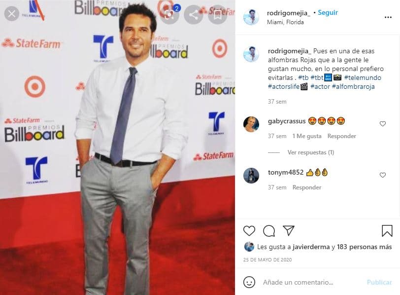 Ese mismo mes publicó la imagen de un evento al que había asistido en el pasado, junto a ella reveló: "Pues en una de esas alfombras rojas que a la gente le gustan mucho, en lo personal prefiero evitarlas".