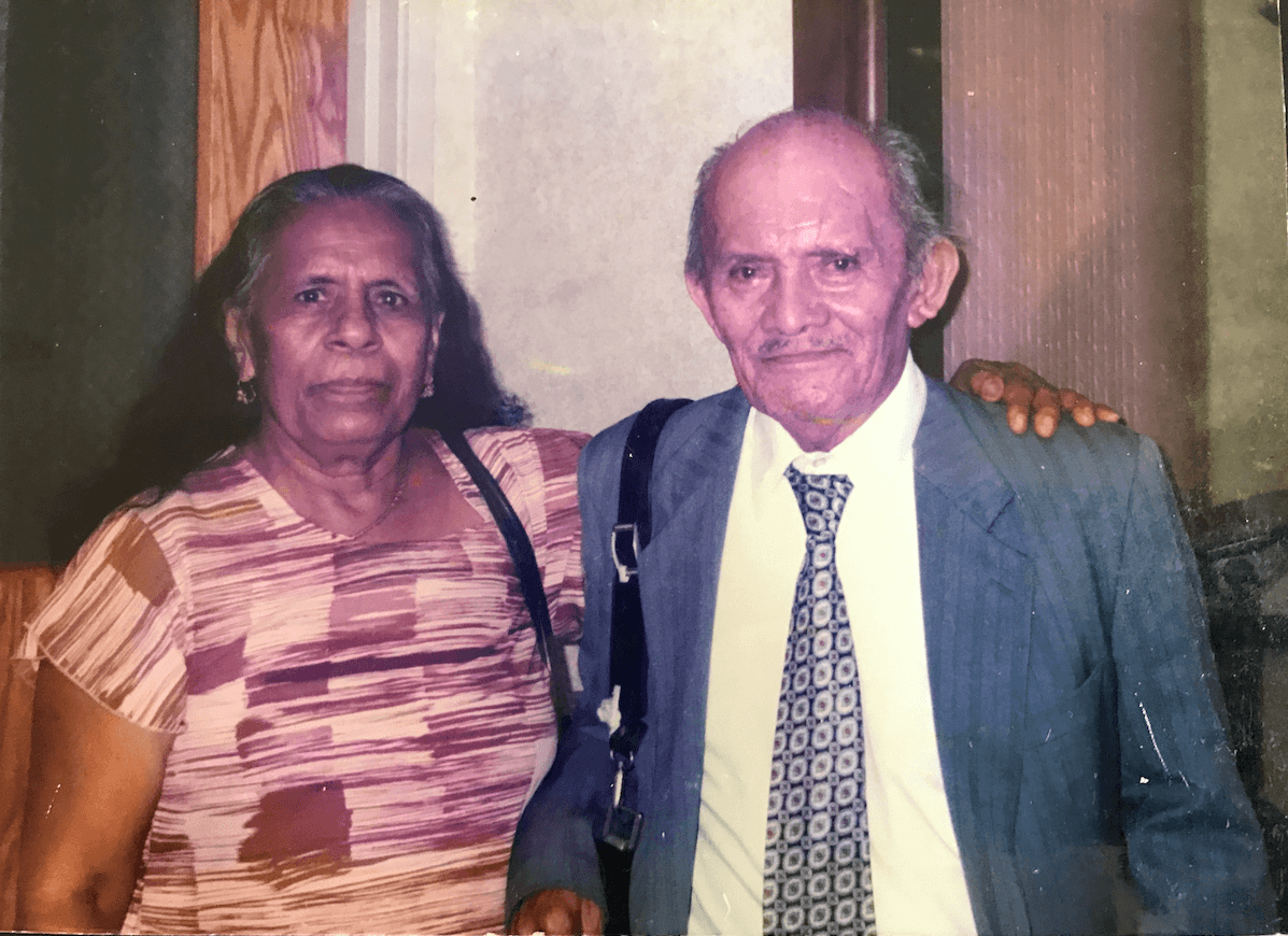 Imelda Moreno de Lucero y su esposo, Donaciano Lucero. Su familia quiere enviarla a ser enterrada, junto a él, en su tierra mexicana.