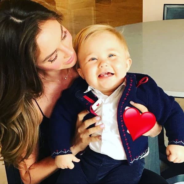 Actualmente Anahi se ha alejado de los escenarios para disfrutar al máximo de su maternidad pero si quieres disfrutar de su época de colegiala
<b>no te puedes perder Rebelde de lunes a jueves a partir de las 2PM/1C por Galavisión. </b>