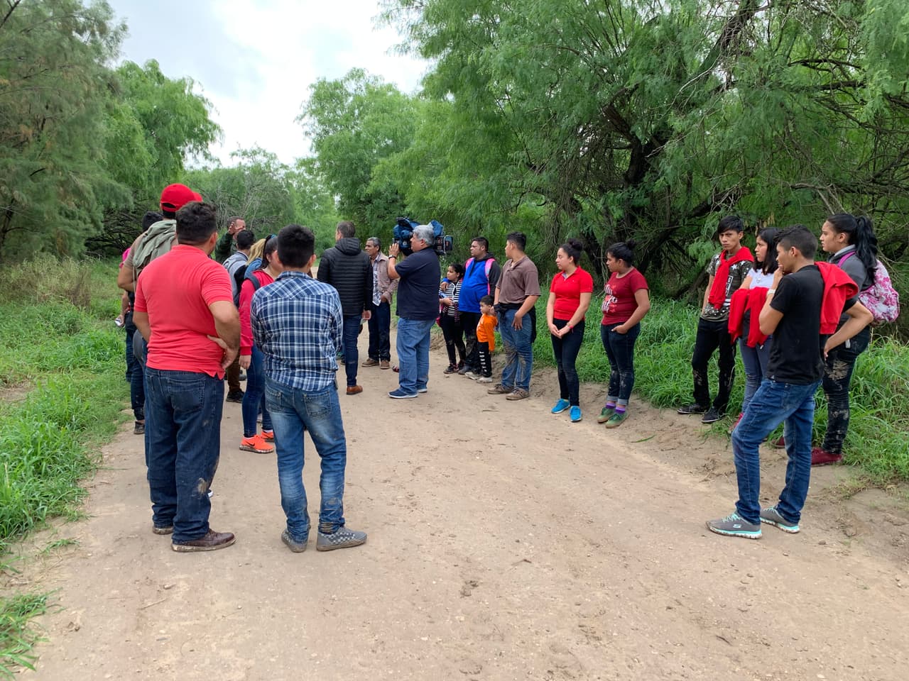 Ya en suelo estadounidense, este grupo de centroamericanos no se esconde de las autoridades fronterizas. Por el contrario, los buscan para entregarse.