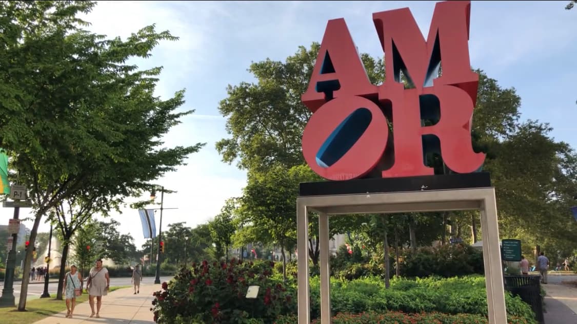 <b>Center City District</b> está renovando un área de 6,000 pies cuadrados de 
<b>Sister Cities Park</b>, un espacio público ubicado en Benjamin Franklin Parkway a medio camino entre el Ayuntamiento y el Museo de Arte de Filadelfia, en un jardín de polinizadores con 
<b>4,000 plantas</b>, flores y pastos nativos.