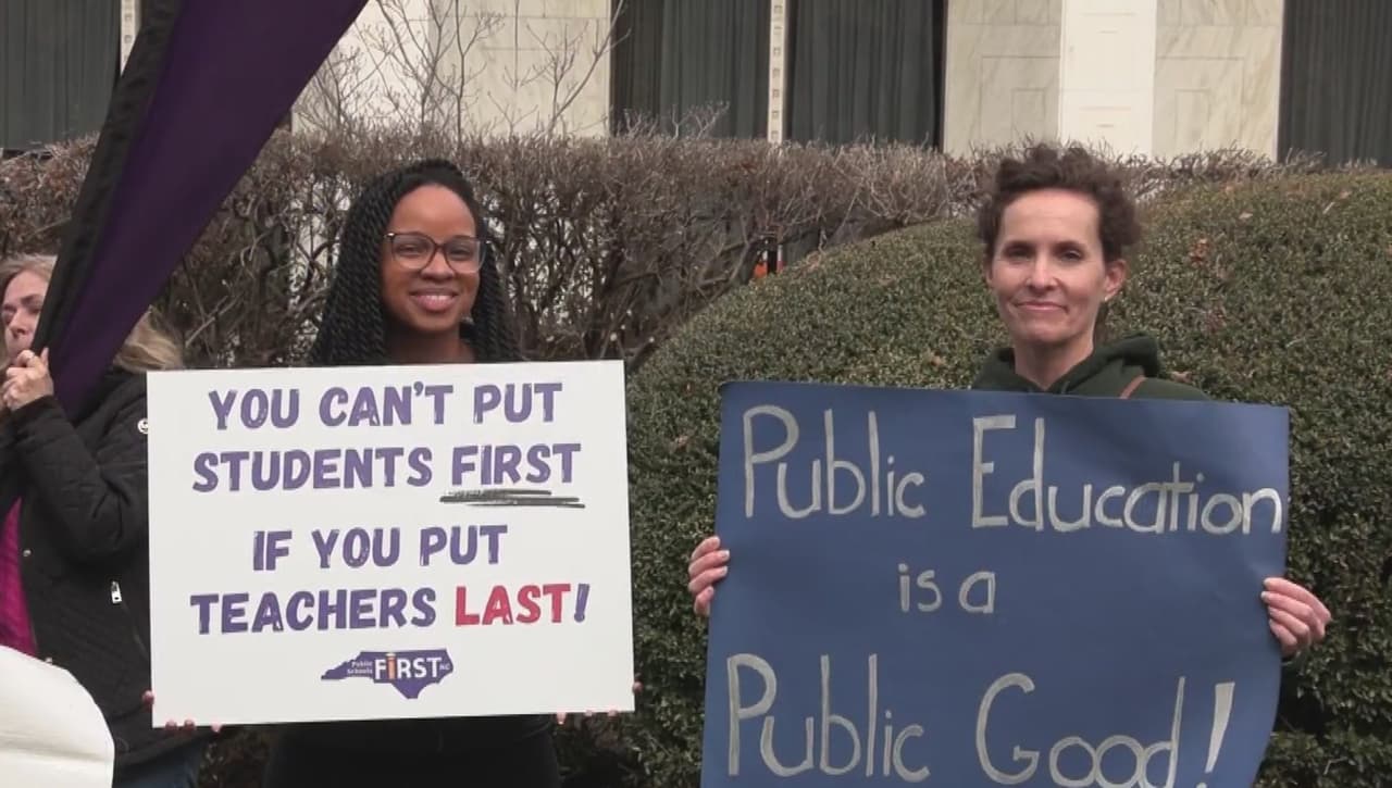 Madres protestan en Carolina del Norte para que se den más fondos a escuelas públicas