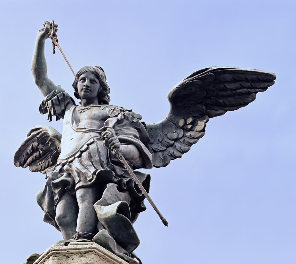 Su significado implica protección, seguridad, poder, superación de obstáculos y la destrucción del miedo y la duda. Por eso, el arcángel Miguel inspira al ser humano a imitarle y pedirle dones como la valentía y la fuerza de voluntad.