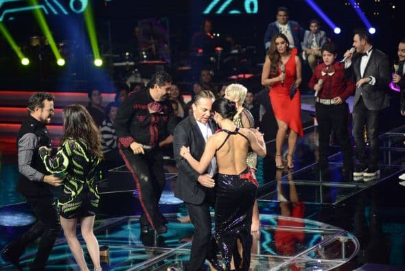 Los jueces subieron al escenario para darnos una clase de baile. Ana Torroja hasta se quitó los zapatos, Cristian Castro enseñó su movimiento de cadera a María León, Espinoza Paz bailó pegadito con Paty Cantú y Pee Wee se movió con candela.