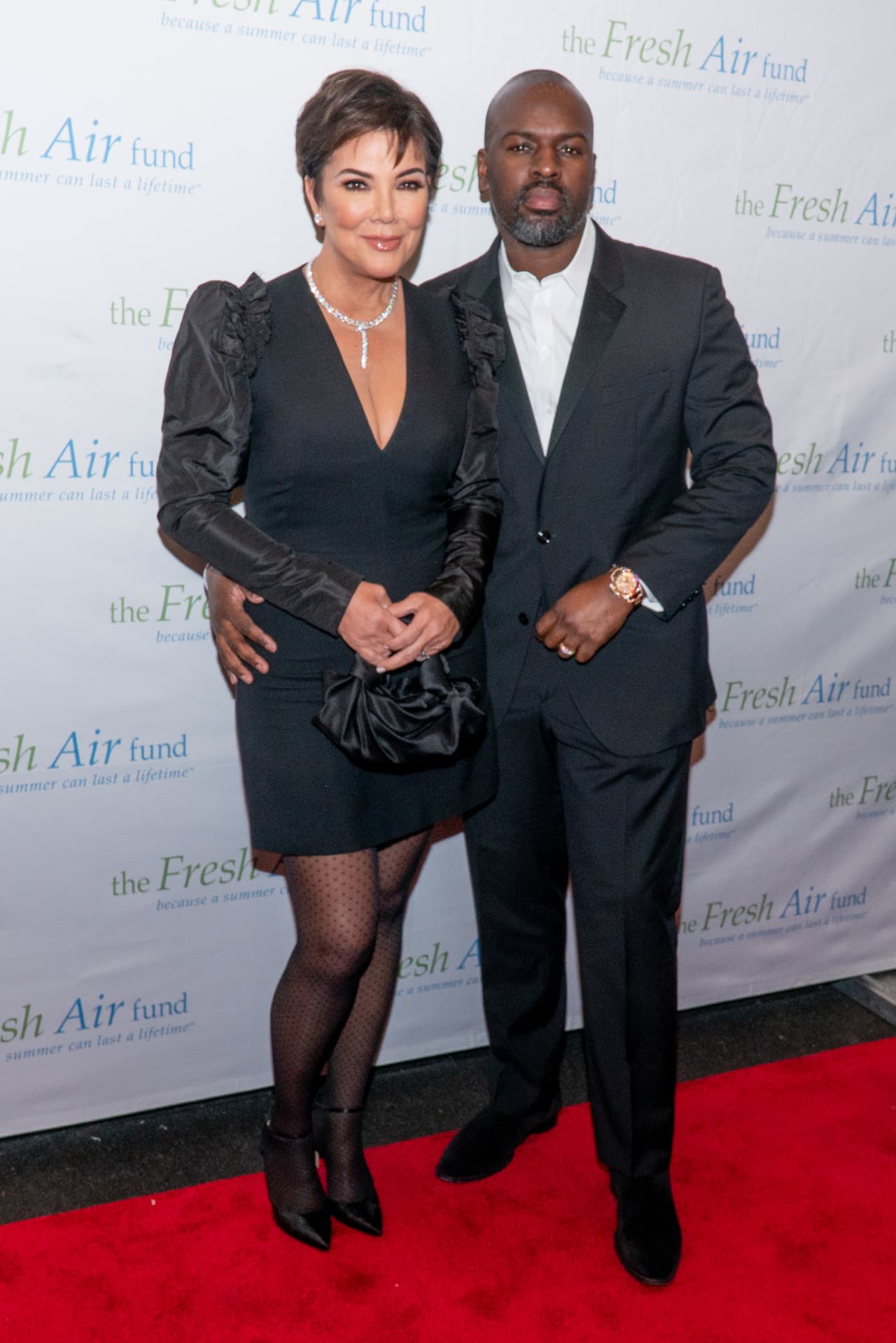 La matriarca de las Kardashian Jenner asistió a un evento de beneficiencia organizado por Tommy Hilfiger y estuvo acompañada por su novio 
<b>Corey Gamble.</b>