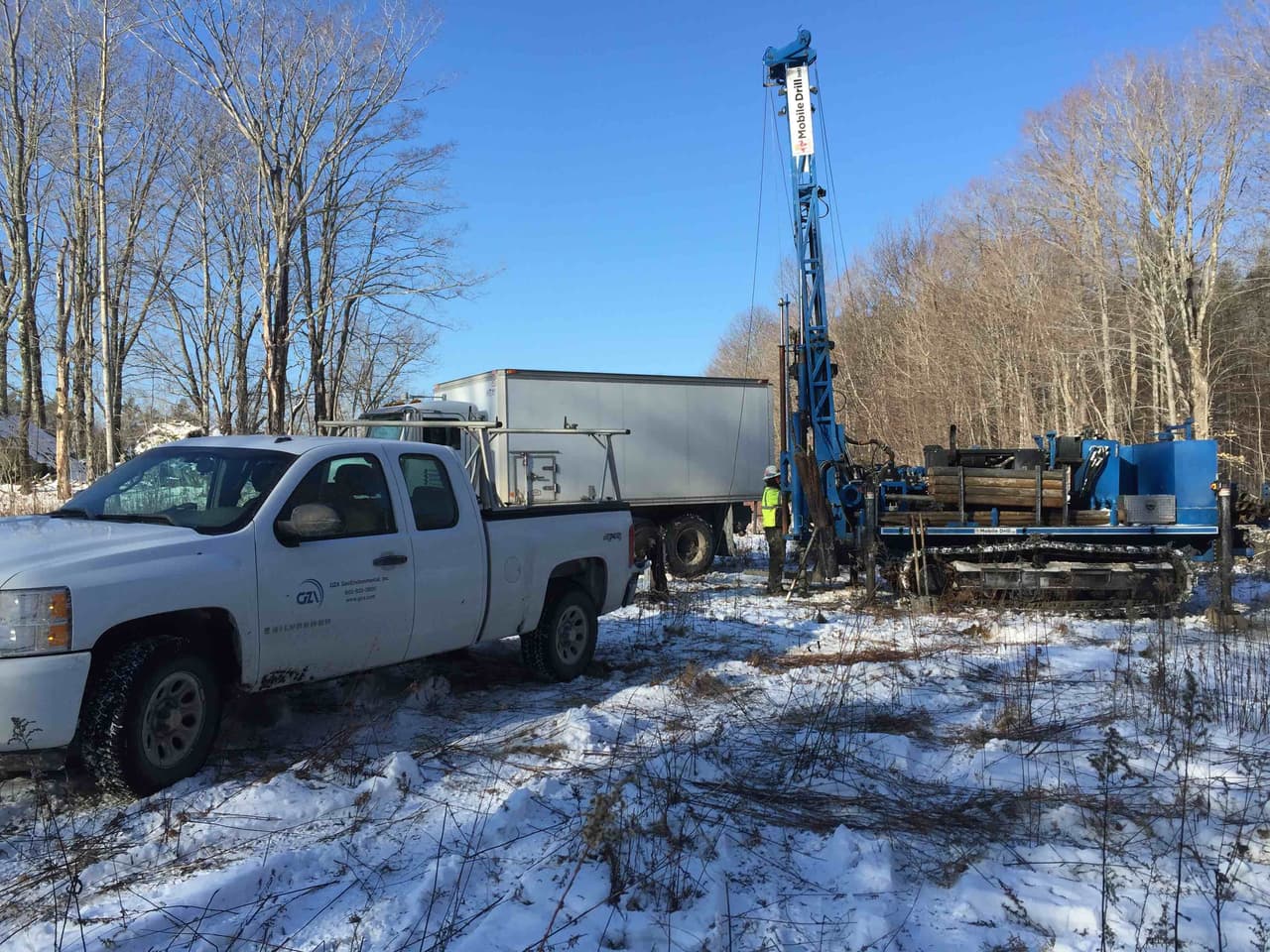 Trabajadores toman muestras de terreno en el vertedero de Rennie Farm