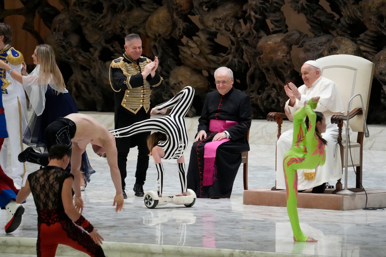 Participantes en un festival circense actúan delante del papa durante su audiencia semanal, en el Vaticano, 29 de noviembre de 2023.