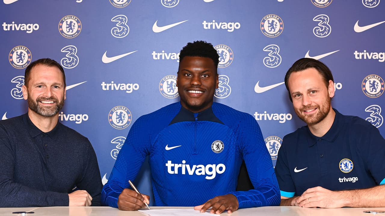 Chelsea refuerza su defensa y ficha al francés Benoit Badiashile