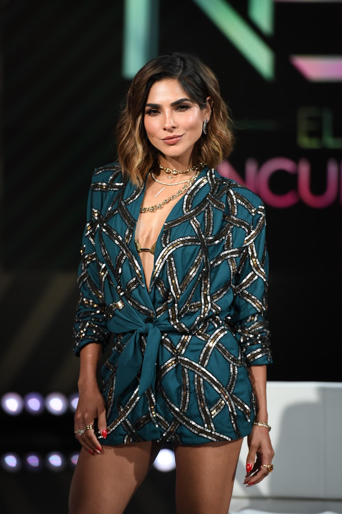 Su estilista, Irma Martínez, complementó todo el outfit de Alejandra con joyería de la marca Wish Fine. Tres collares dorados de distintos largos, así com anillos en la misma tonalidad, fueron los accesorios que portó.