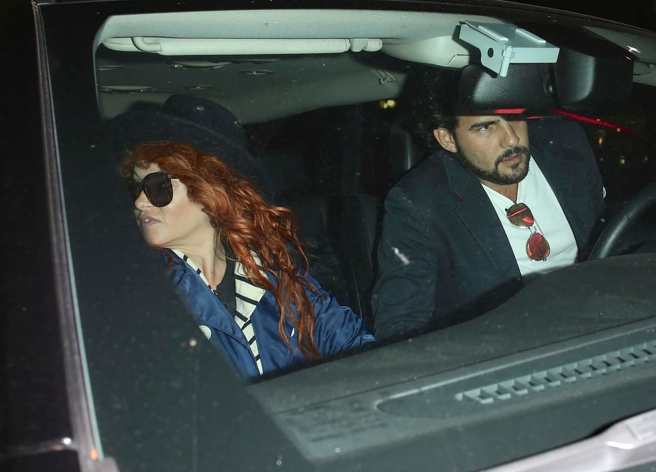 Rapidito se metió al coche con su amor.