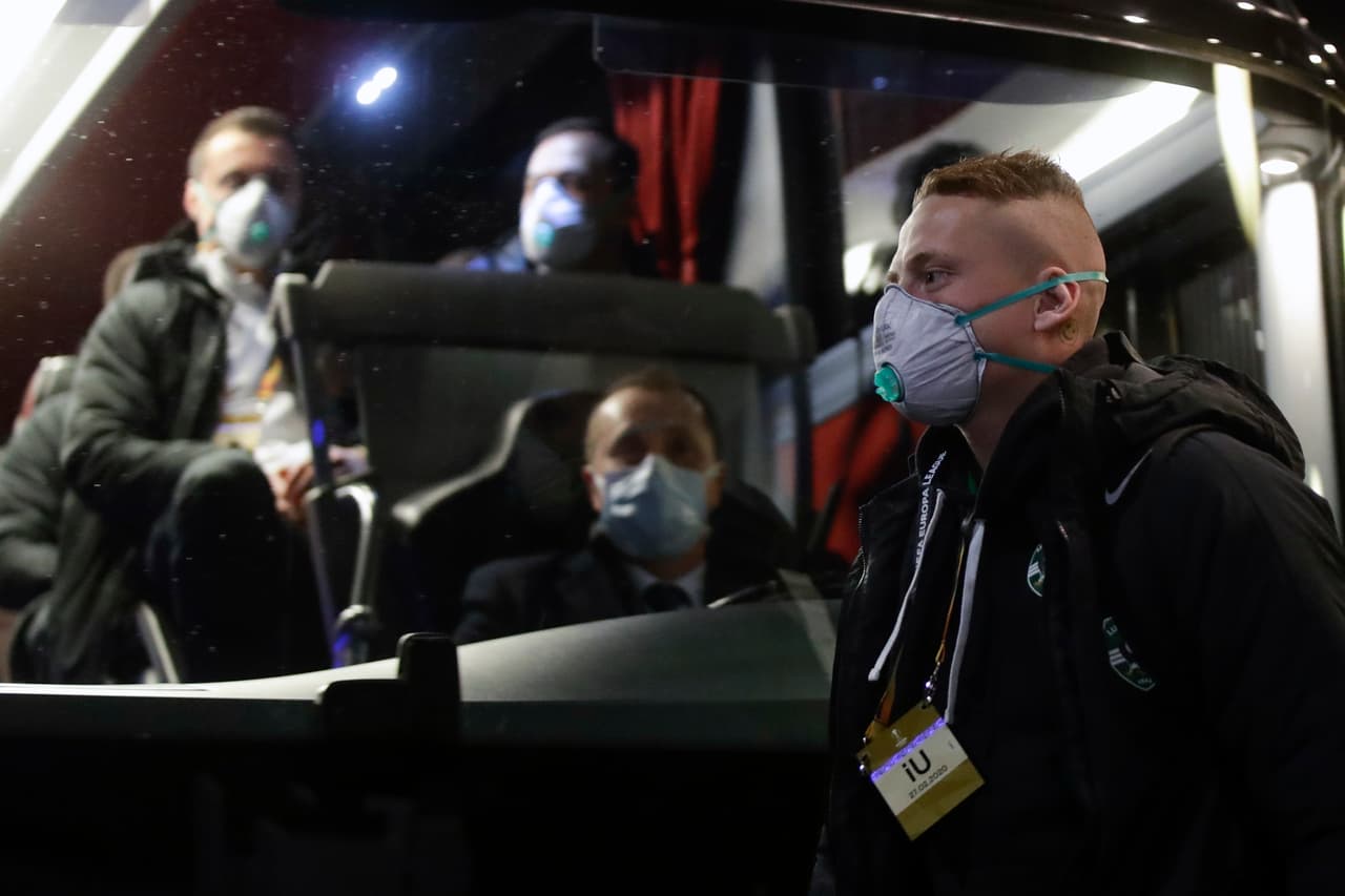 Tras la amenaza latente del coronavirus en Italia, jugadores del Ludogorets llegaron con mascarillas al partido contra el Inter a puerta cerrada.