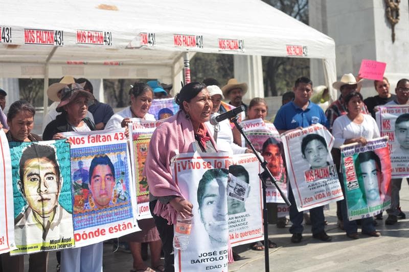 Padres de estudiantes de Ayotzinapa inician caravana "por la justicia" hacia Tamaulipas