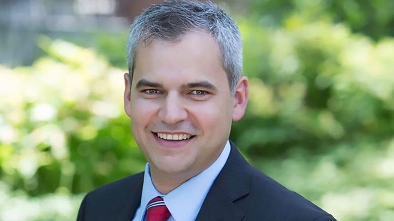 Arrestan a alto funcionario de educación de NYC por intentar tener sexo con menor