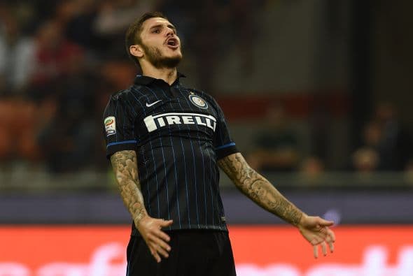 Futbolista del Inter insulta y se pelea con aficionados