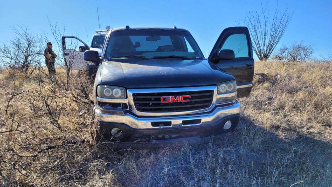 El conductor intentó maniobras evasivas peligrosas para evitar ser detenido y finalmente se salió de la carretera. Los contrabandistas enfrentan cargos criminales.