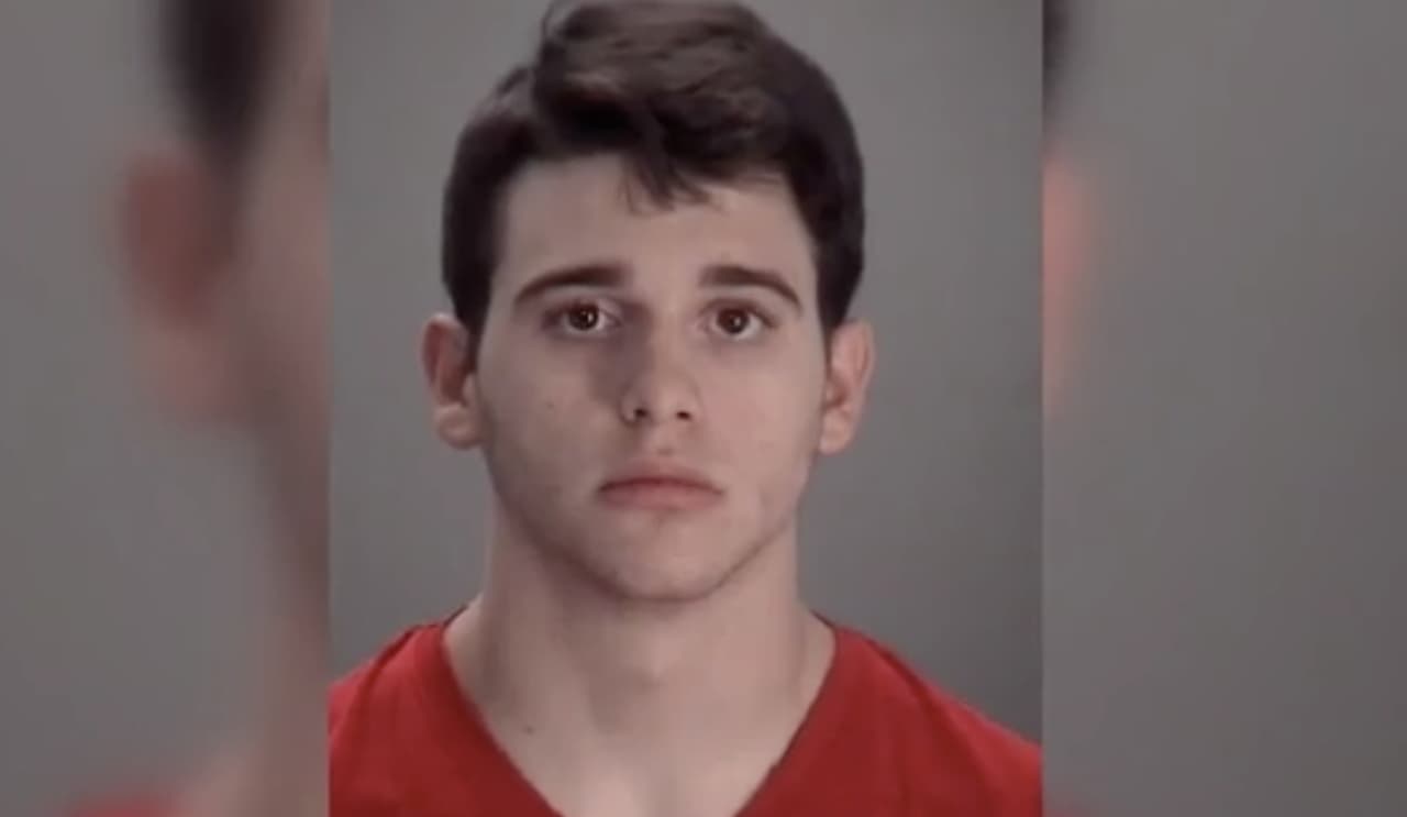 Arrestan a estudiante que ofreció $100,000 en internet para matar a un empleado de su escuela en Florida

