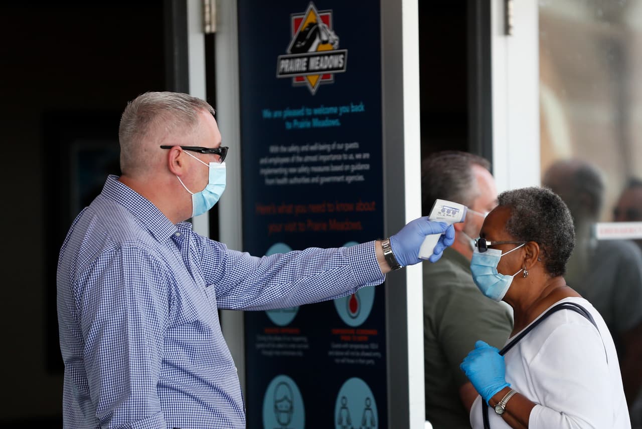 Informe de los CDC confirma mayor riesgo de muerte por coronavirus en personas mayores, minorías y personas con condiciones preexistentes