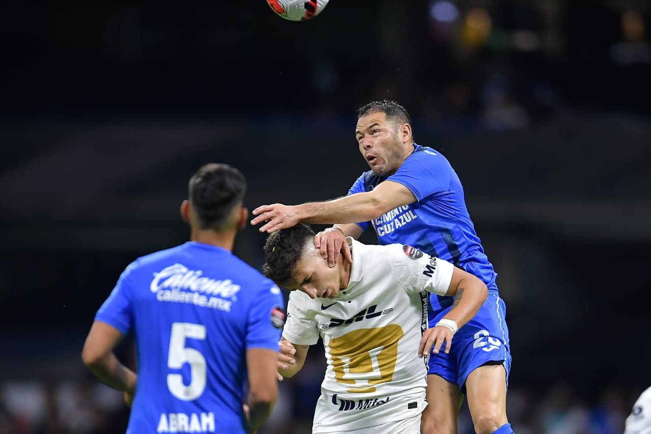 Un primer tiempo que no dio tregua en ningún centímetro de la cancha; Pumas no salió a defender su ligera ventaja de un gol y La Máquina hizo lo mismo en busca del gol que le daría el pase a la Final.