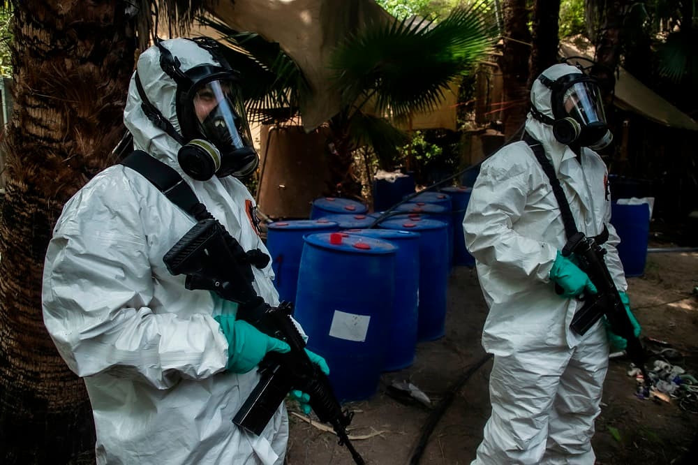 Últimamente, la mayoría de las muertes provienen de una nueva generación de drogas: los opiáceos sintéticos, como el fentanilo, decenas de veces más potente que la heroína. Unos 28,000 estadounidenses murieron en 2017 a causa del fentanilo o drogas similares.