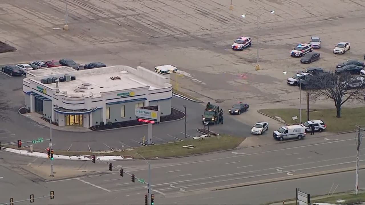 Un hombre se atrinchera en banco en Rockford con “uno o más empleados o clientes”, según policía