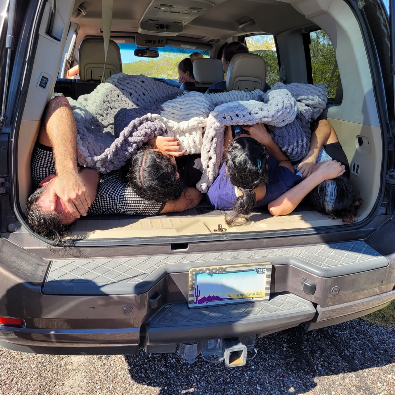 Agentes de la Patrulla Fronteriza en Ajo detuvieron una SUV después de que se encontraba en un área conocida por el tráfico de personas cerca de la frontera. Luego de una inspección de inmigración a tres pasajeros ciudadanos estadounidenses, se descubrió a cinco migrantes escondidos debajo de una manta en el área de carga.