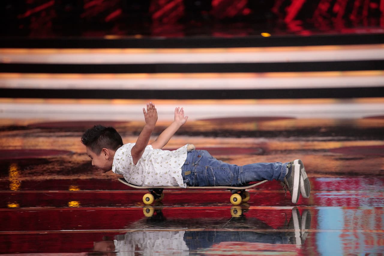 Pero él decidió utilizarla de 'avioncito' y no arriesgarse a caer.