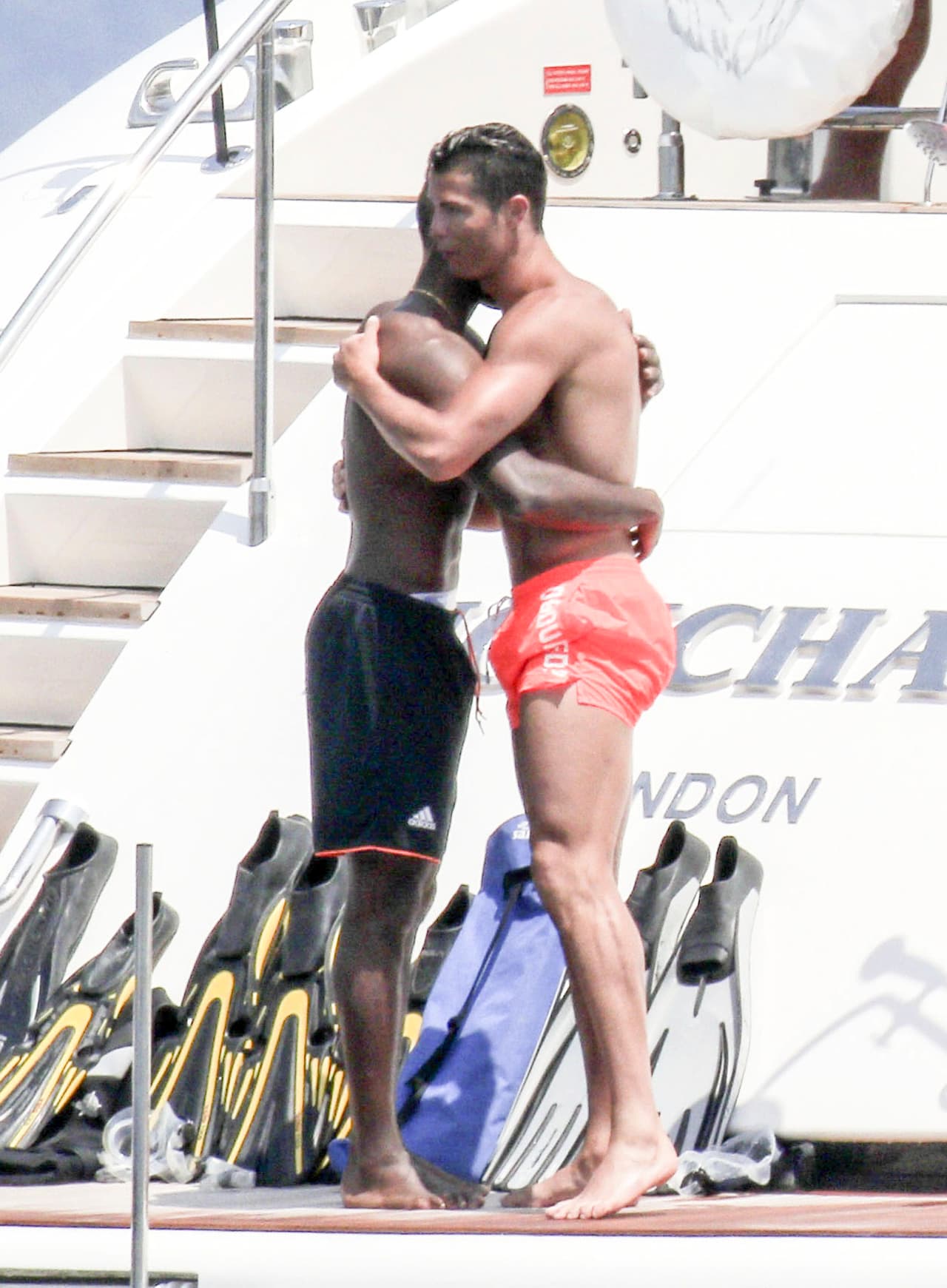 Ya de vuelta en el yate otro amigo lo felicitó por esos clavadazos que se echó.