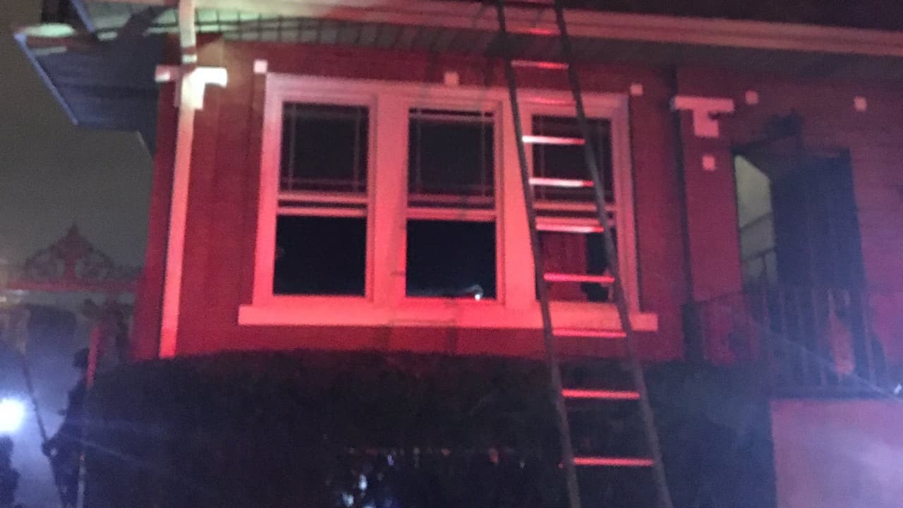 Muere una persona durante un incendio en Albany Park