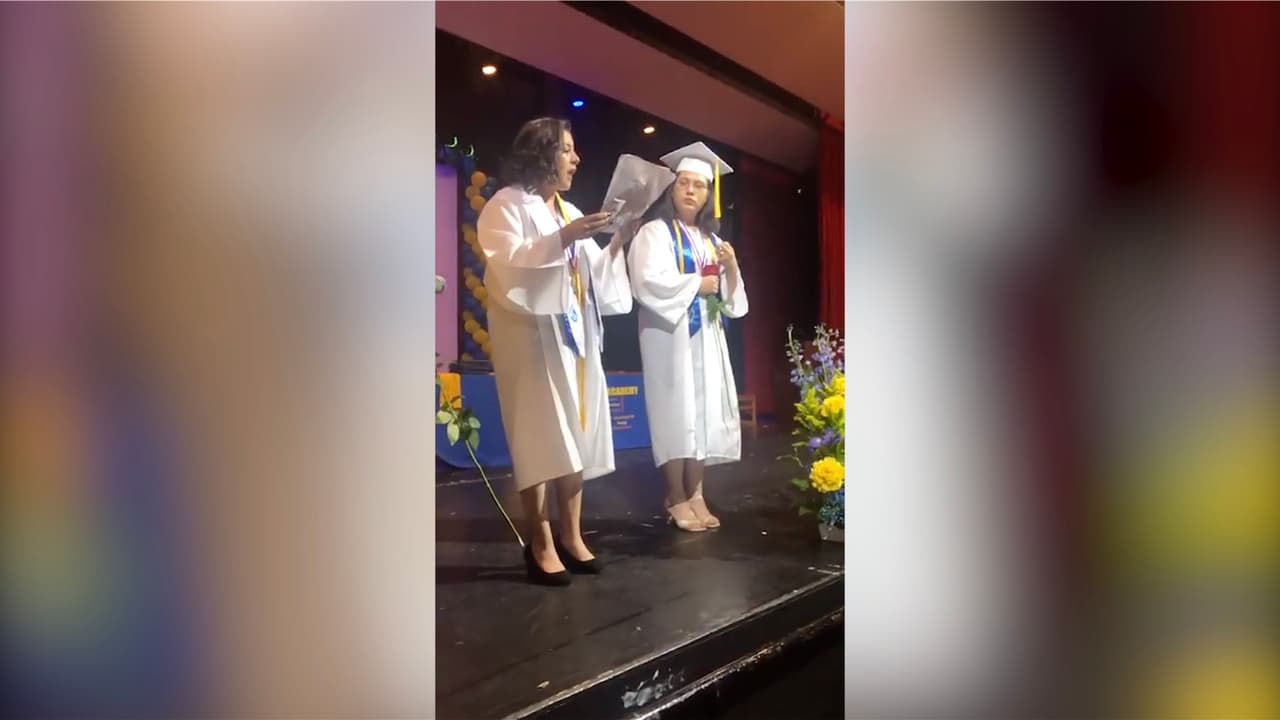 “Nunca ha sido justo para nosotros, para los estudiantes latinos”, protesta joven hispana durante su discurso de graduación