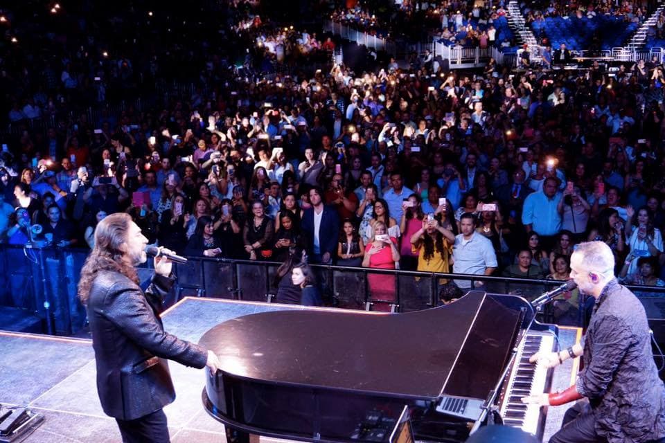 Junto con Mario Dom, 'El Buki' ha hecho una gran mancuerna y en el escenario se vive un duelo de voces y talento.