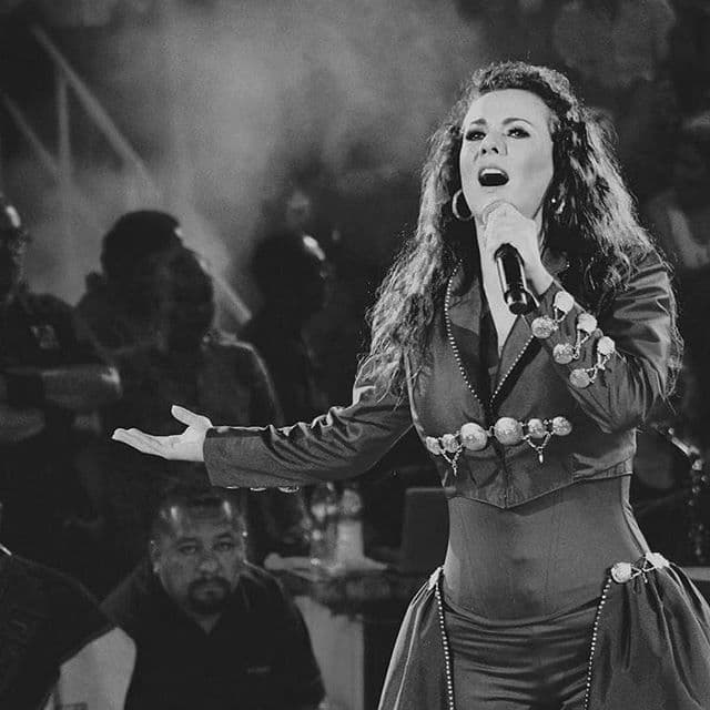 De la producción "Frente a ti" se desprendieron éxitos como "Mi error Mi fantasía", "Mírame", "Por hablarle de ti", "Ya que voy a estar sin ti", mismos que se colocaron en los primeros lugares por más de tres semanas cada uno.