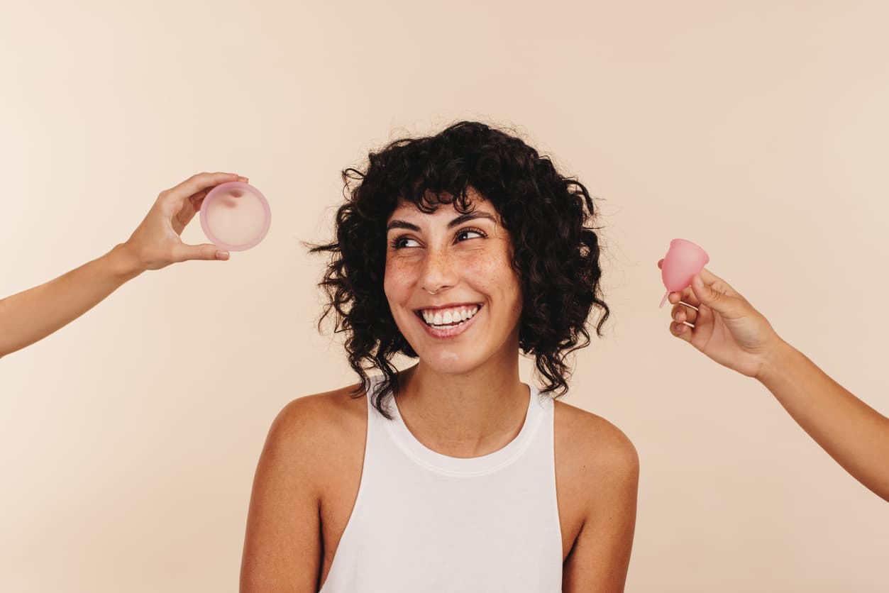 Una alternativa menos conocida que la copa es el
<b>disco menstrual</b>, que es similar pero en la mayoría de los casos no reusable. Otra diferencia es que
<b>pueden usarse mientras se tiene sexo</b>, al contrario de los tampones y las copas.