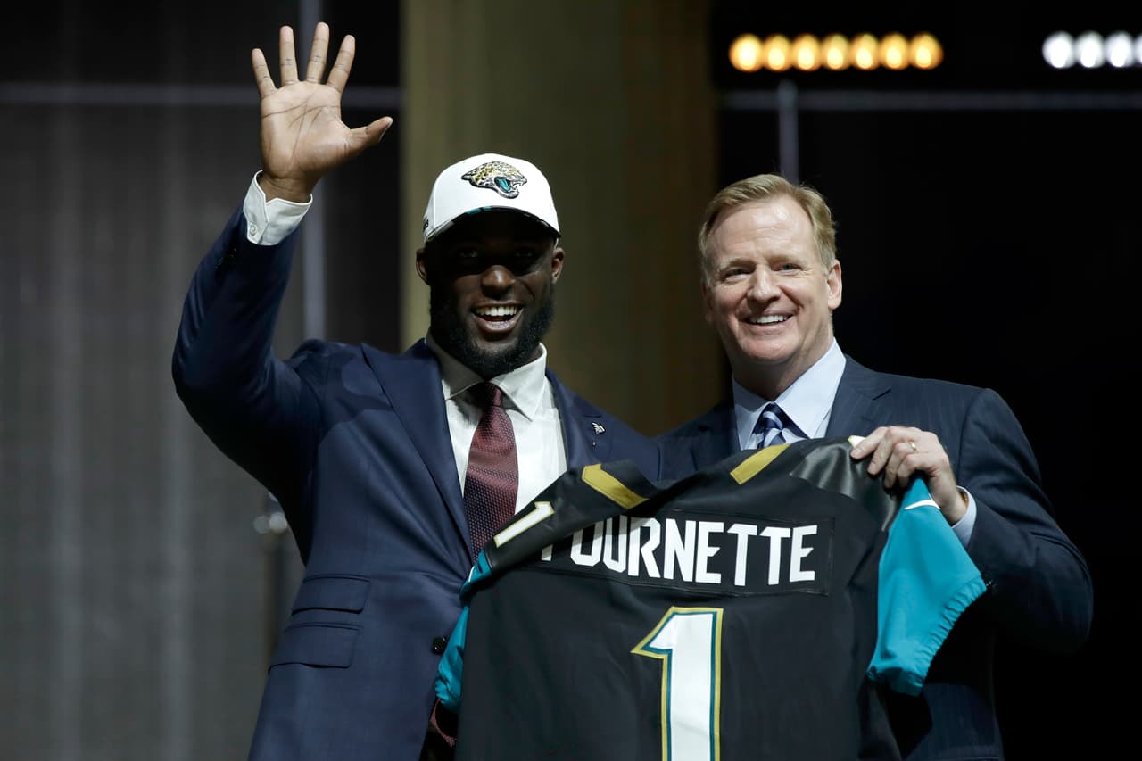 <b>4 LEONARD FOURNETTE | RB Jacksonville Jaguars</b>
<br>Universidad: LSU
<br>Estatura: 6’ 
<br>Peso: 240 libras
<br>
<br>Destacar: Una lesión de tobillo lo limitó a siete juegos en 2016 y corrió para más de 100 yardas en cinco de ellos. Acumuló 1,953 yardas y 22 touchdowns como estudiante de segundo año.
<br>
<br>Resumen: Con poder y velocidad de sobra, el único punto por mejorar está en la elusividad.
<br>
<br>Conclusión: Segundo año consecutivo que un corredor fue seleccionado N º 4 global luego de Ezekiel Elliott por los Cowboys en 2016.