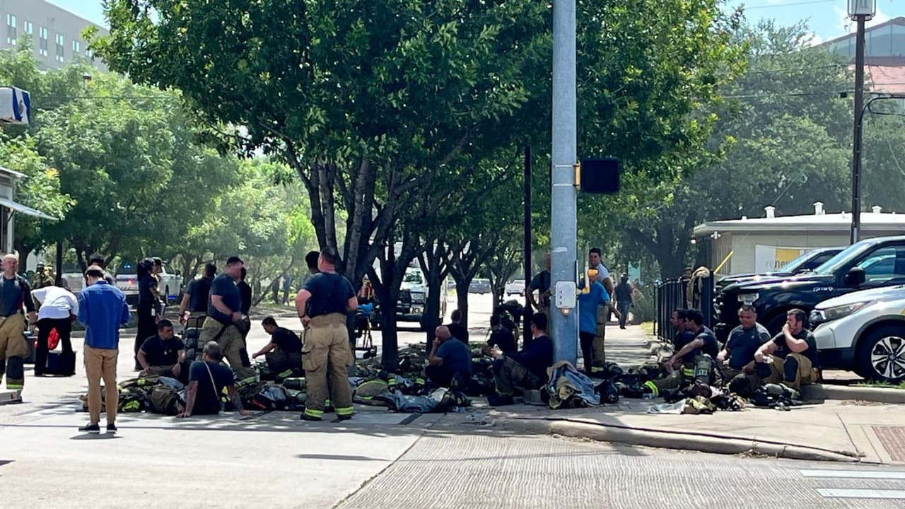 <h3 class="cms-H3-H3">¿Vives en la zona?</h3>
<br>Si eres residente del área y n
<b>ecesitas asistencia temporal o quieres reportar daños</b>, puedes comunicarte con el 
<a href="https://www.tarrantcountytx.gov/emergencymanagement" target="_blank">Departamento de Manejo de Emergencias del Condado Tarrant </a>o seguir las actualizaciones del 
<a href="https://www.facebook.com/FortWorthFireDepartment" target="_blank">Departamento de Bomberos de Fort Worth en sus redes sociales oficiales.</a>