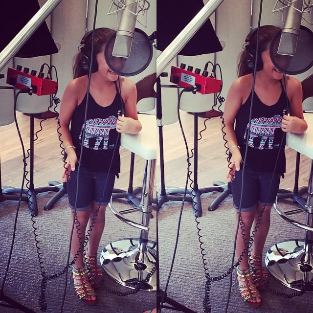 Así presumió su mami que a la niña le encanta estar en el estudio con ella.