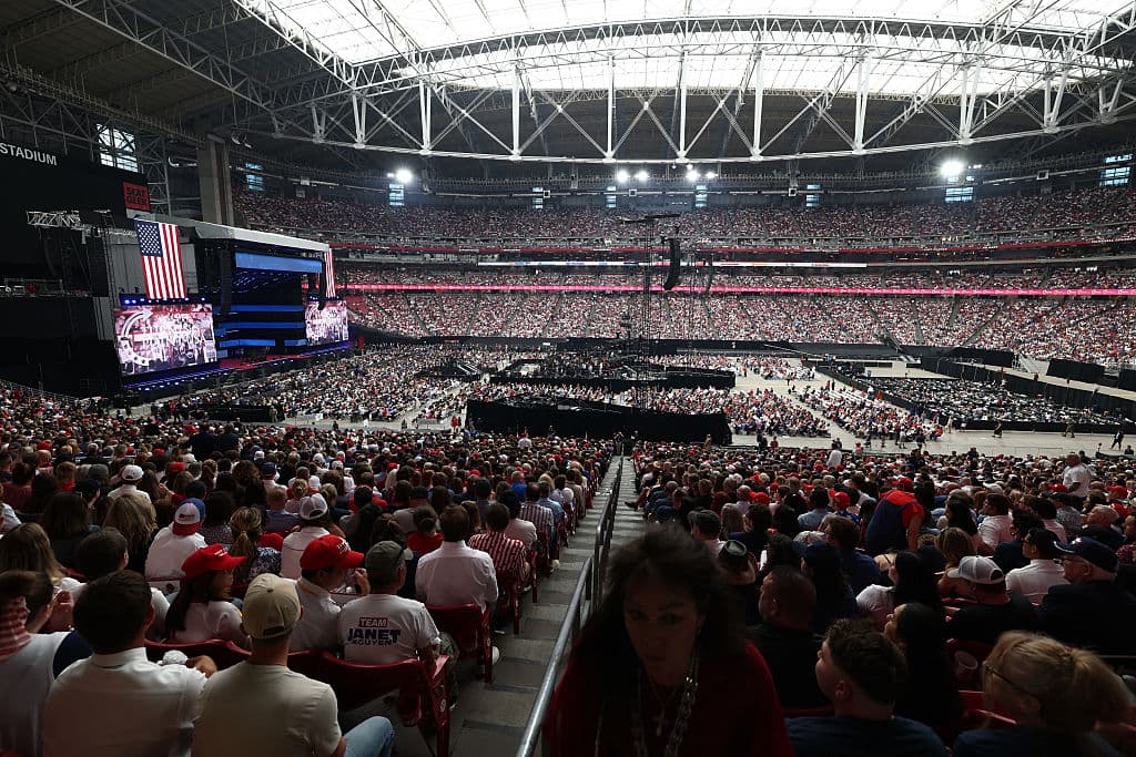 Una vista general muestra a las personas que asisten al servicio conmemorativo público del activista de derecha Charlie Kirk en el Estadio State Farm en Glendale, Arizona, el 21 de septiembre de 2025. (Foto de CHARLY TRIBALLEAU / AFP) (Foto de CHARLY TRIBALLEAU/AFP vía Getty Images)
