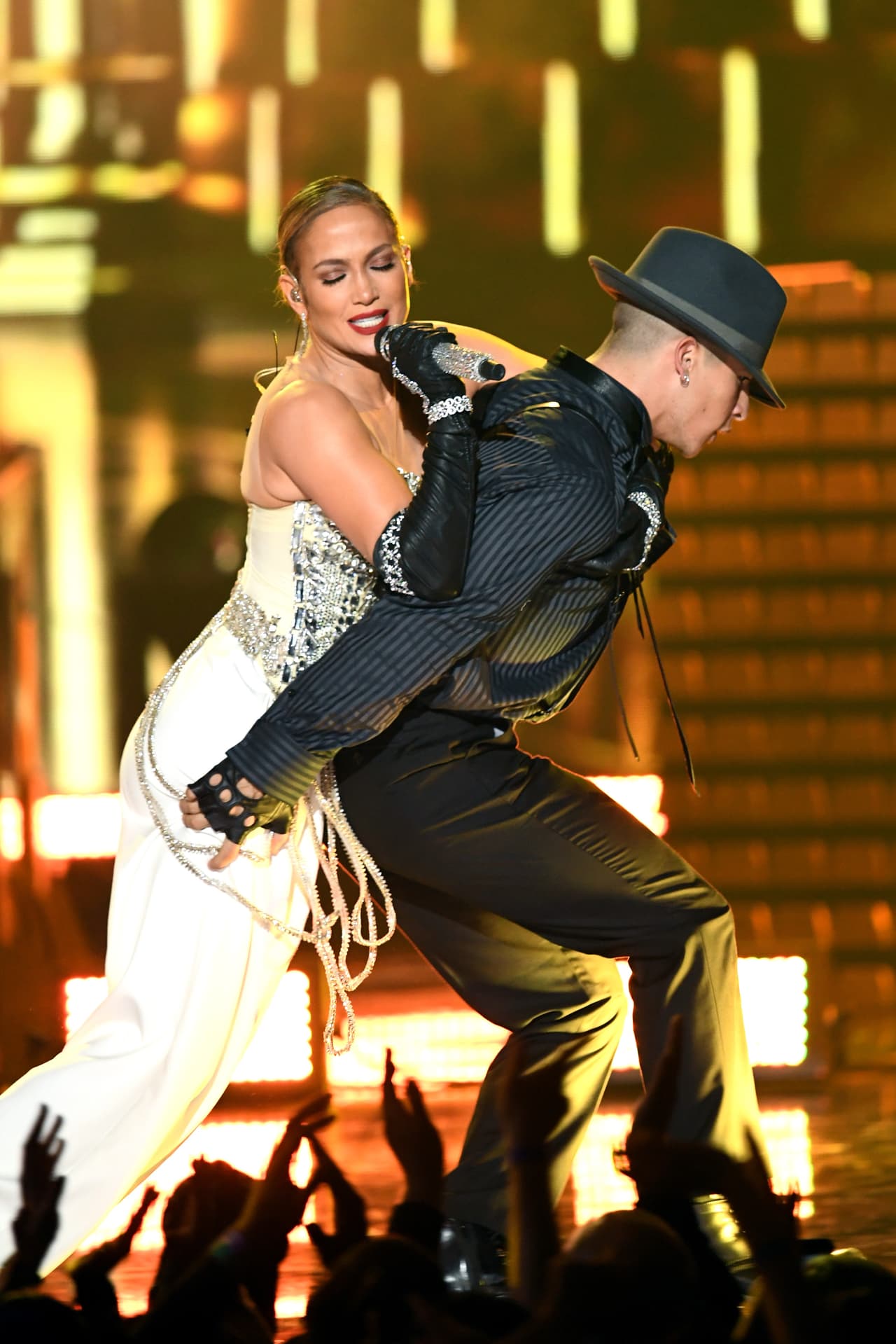 Jennifer López tenía a su exmarido y padre de sus gemelos, Marc Anthony, como productor de esa grabación, pero se desconoce si él estuvo involucrado en la producción de 'Dinero' y el tema anterior, 'El anillo'.