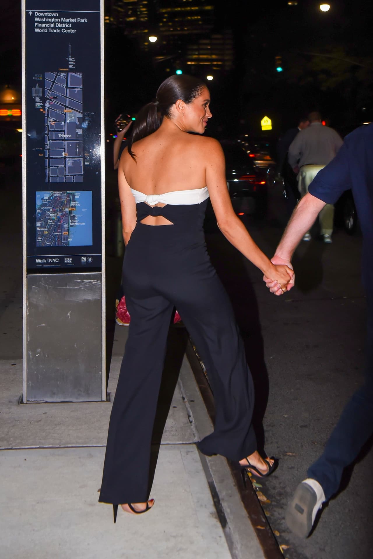 La prenda no tiene tirantes y presenta "un borde blanco en la parte superior con un detalle de doble nudo en la parte posterior", detalló Hello!
<br>